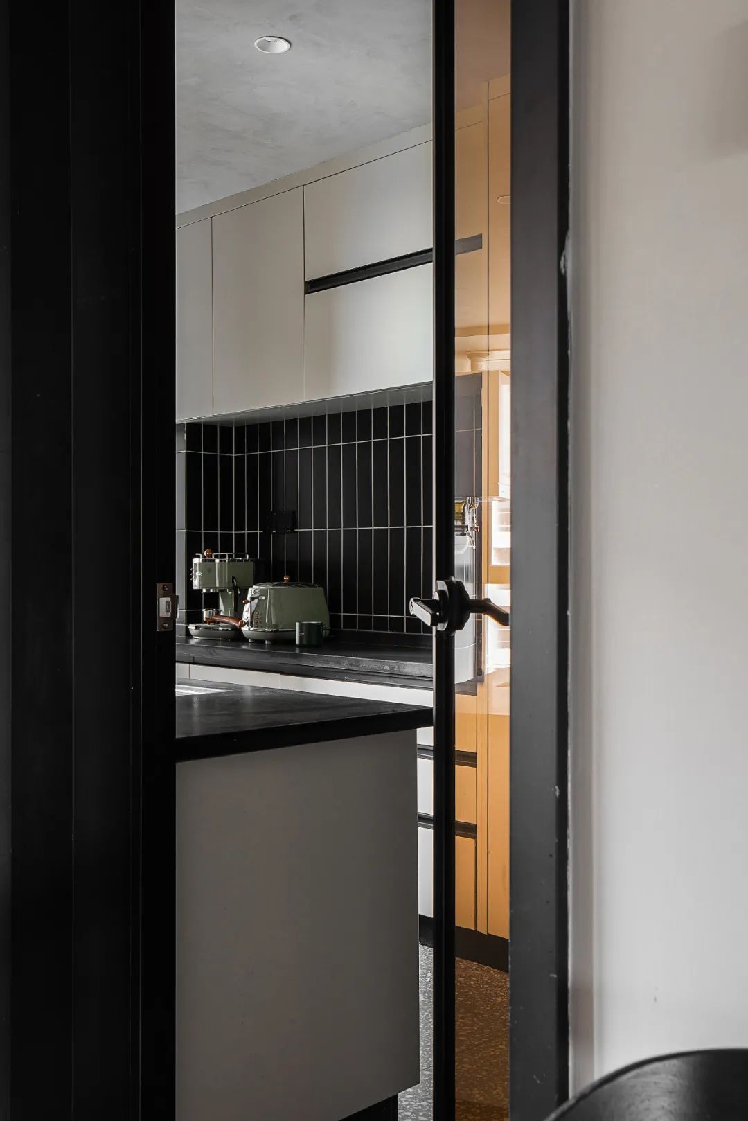 一家5口如何審美一致？他家刷成愛馬仕橙，房價都漲了