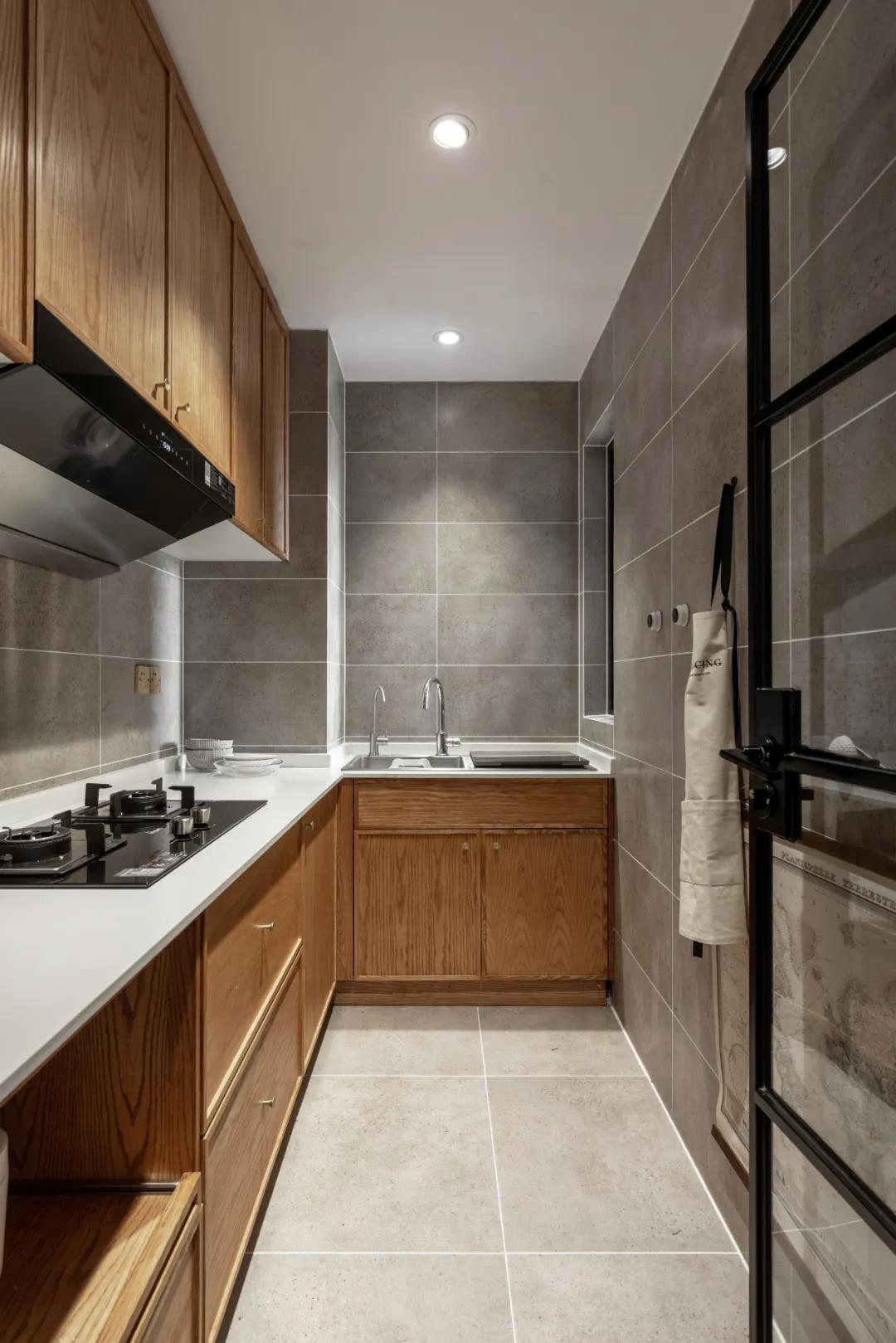 65㎡住一人一貓還裝下了上百冊藏書，家里親戚都酸了