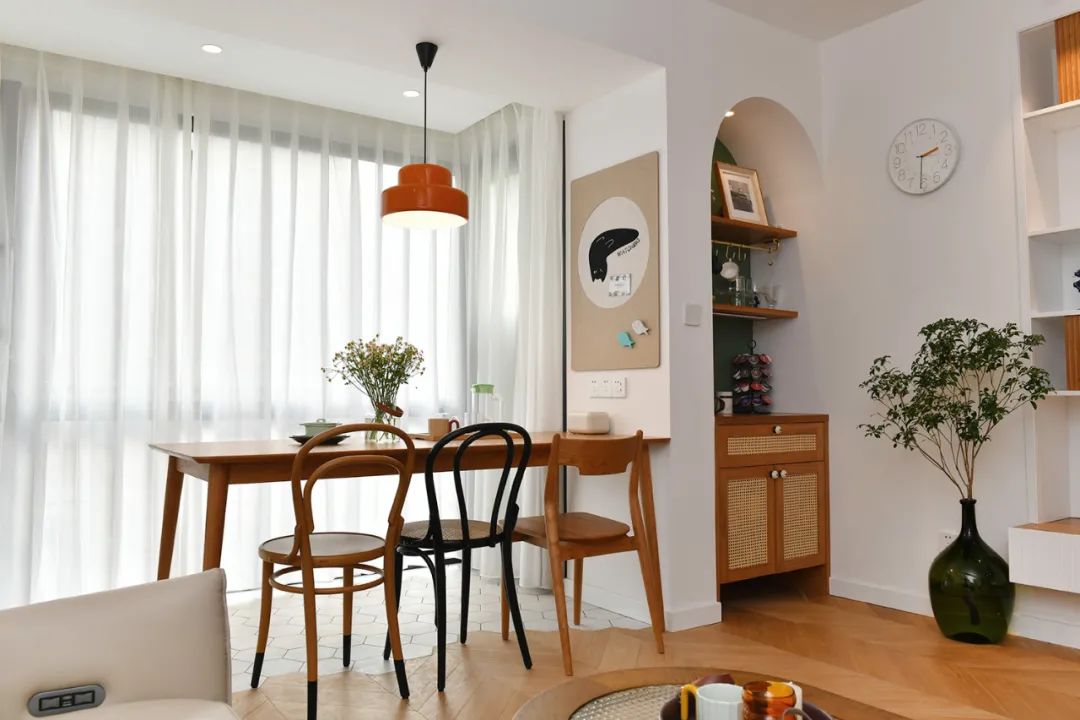 容下一家五口的小兩居，陽臺改成小餐廳，還有超多收納