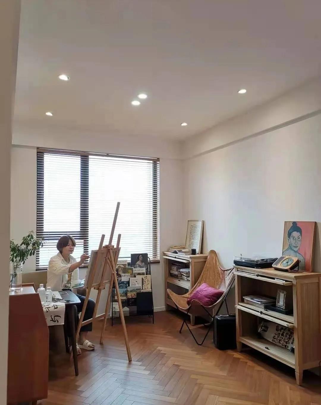 65㎡住一人一貓還裝下了上百冊藏書，家里親戚都酸了