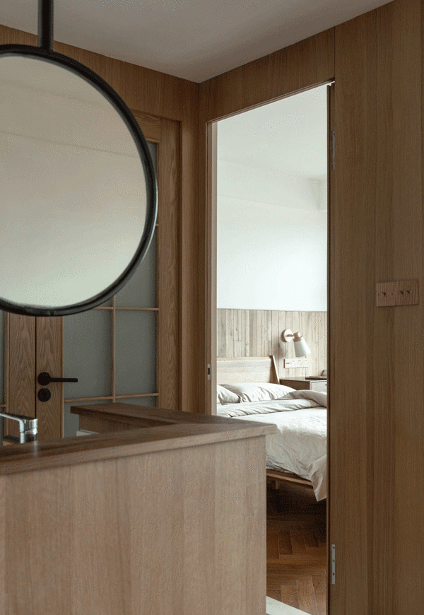 65㎡住一人一貓還裝下了上百冊藏書，家里親戚都酸了