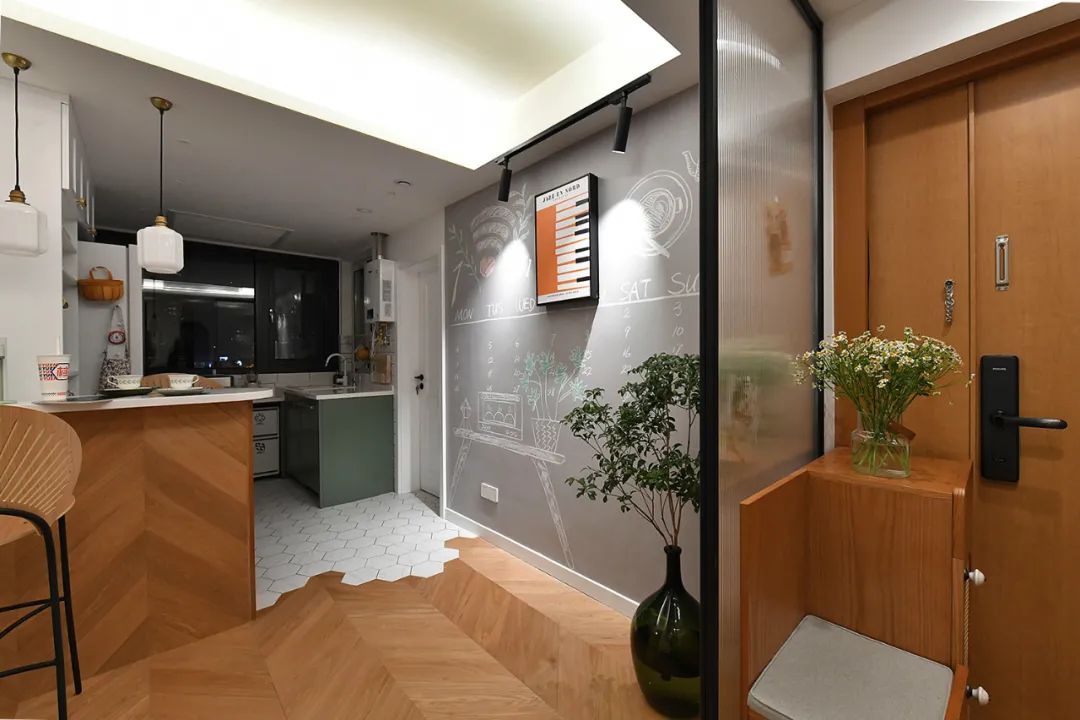 容下一家五口的小兩居,陽臺改成小餐廳,還有超多收納