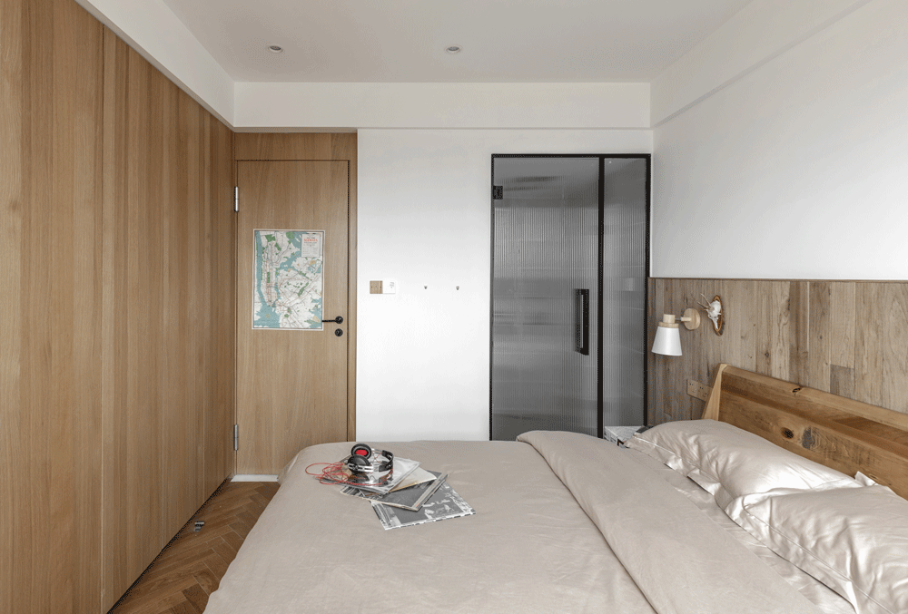 65㎡住一人一貓還裝下了上百冊藏書，家里親戚都酸了