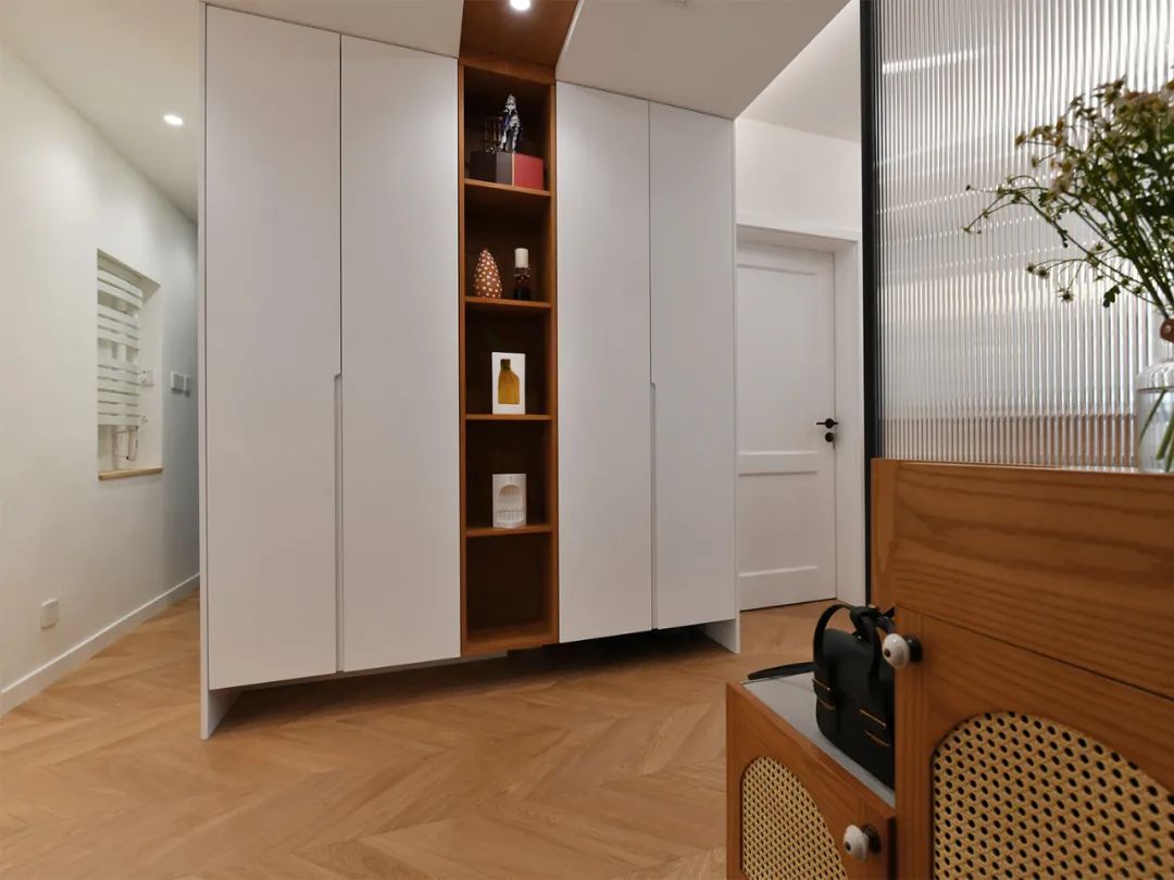 容下一家五口的小兩居，陽臺改成小餐廳，還有超多收納