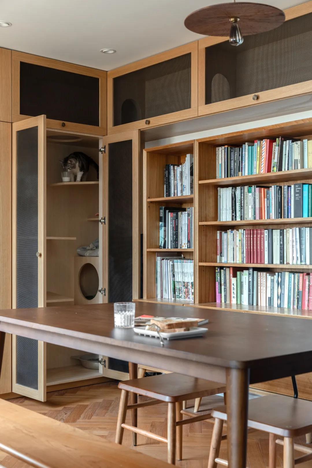 65㎡住一人一貓還裝下了上百冊藏書，家里親戚都酸了