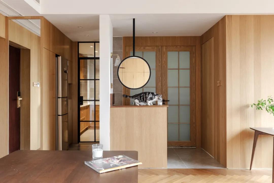 65㎡住一人一貓還裝下了上百冊藏書，家里親戚都酸了