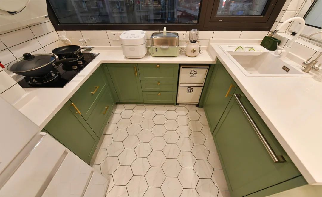 容下一家五口的小兩居，陽臺改成小餐廳，還有超多收納