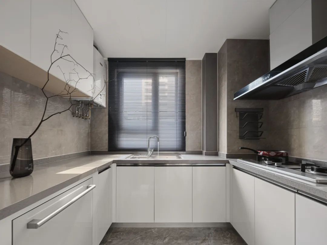 這套房子目前主要是我和老公兩個人住，三居對于未來的我們來說是剛需，希望舒適和簡約的同時不失溫馨與實用