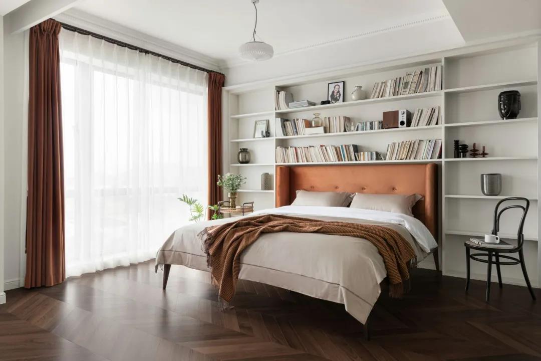 「訪」非傳統客廳＋多功能臥室，職住一體的復古烏托邦 