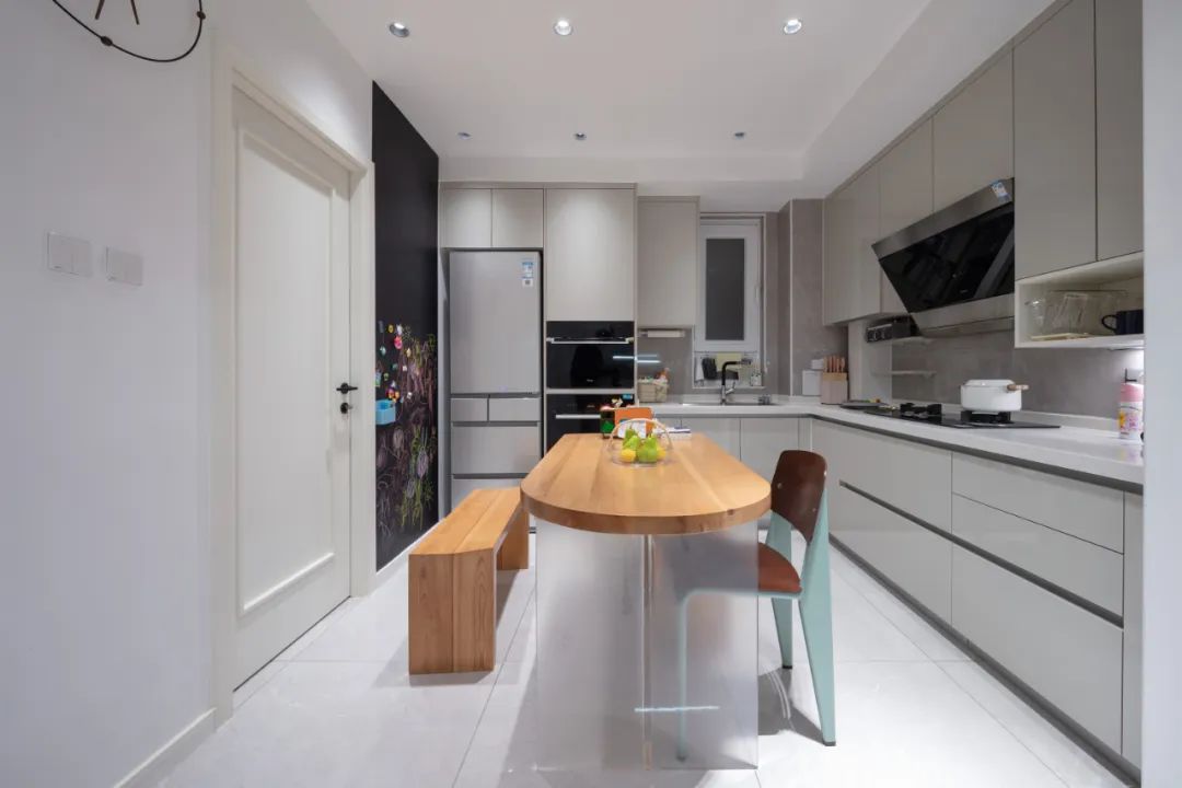 廚衛小又暗？92㎡爆改格局+無主燈設計，3人住舒服又高級！ 