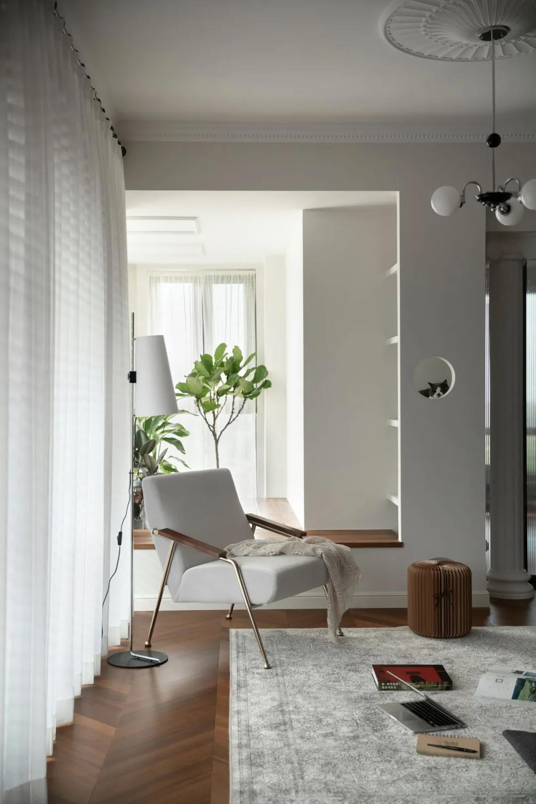 「訪」非傳統客廳＋多功能臥室，職住一體的復古烏托邦 