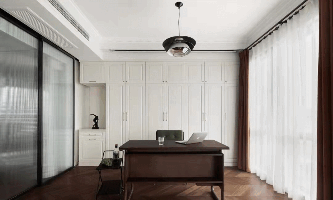 「訪」非傳統客廳＋多功能臥室，職住一體的復古烏托邦 