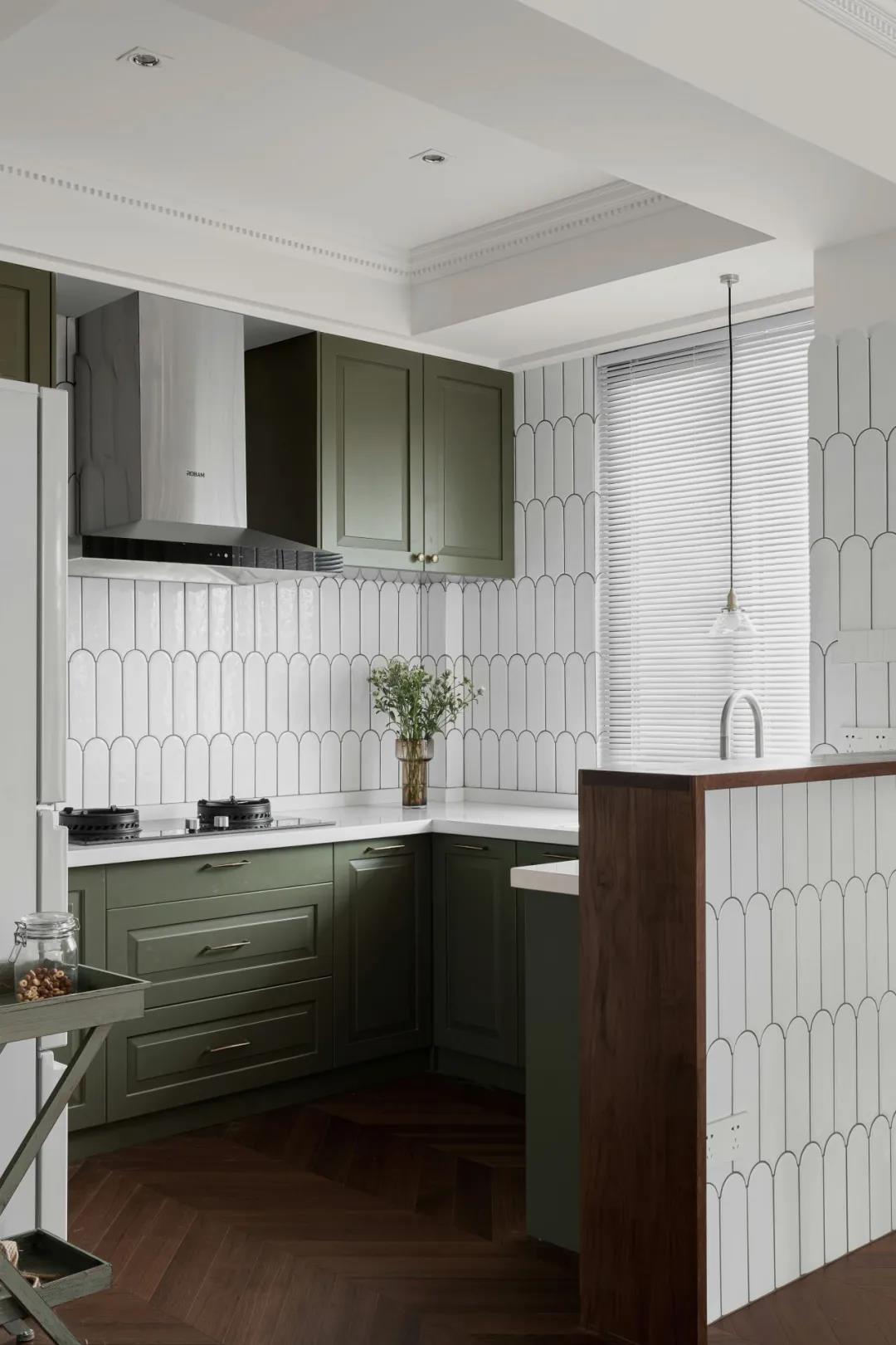 「訪」非傳統客廳＋多功能臥室，職住一體的復古烏托邦 