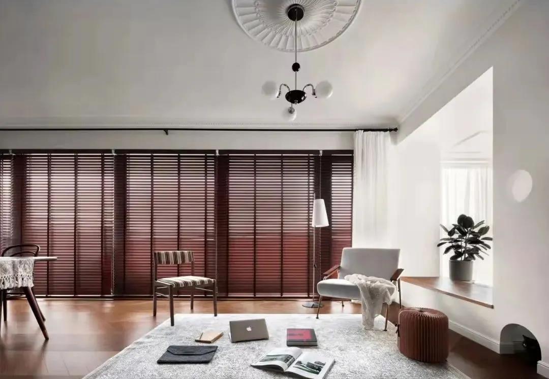 「訪」非傳統客廳＋多功能臥室，職住一體的復古烏托邦 