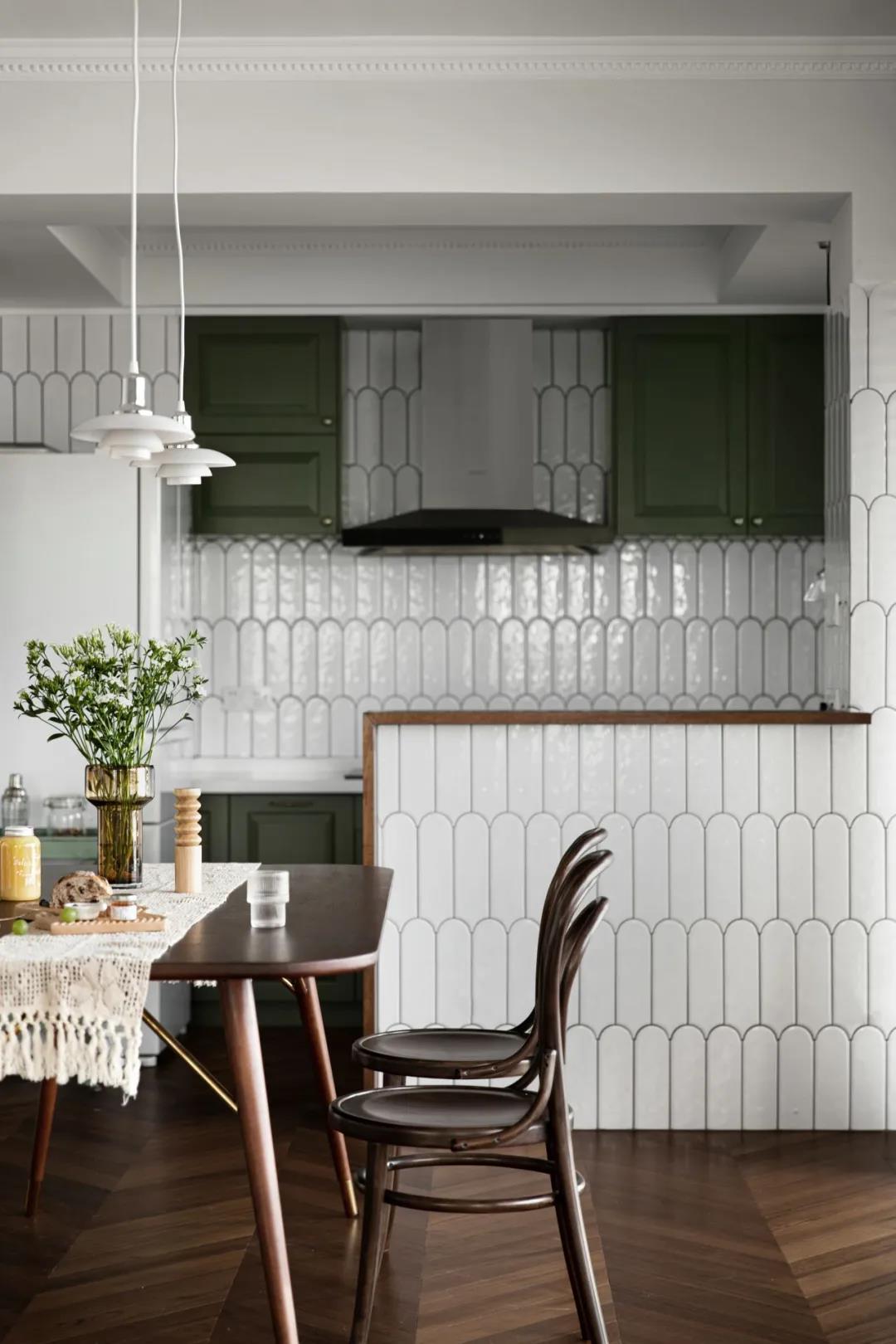 「訪」非傳統客廳＋多功能臥室，職住一體的復古烏托邦 