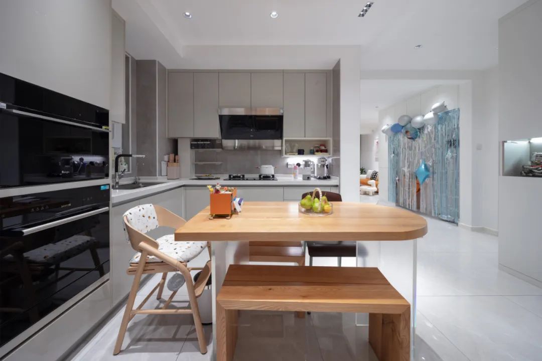 廚衛小又暗？92㎡爆改格局+無主燈設計，3人住舒服又高級！ 