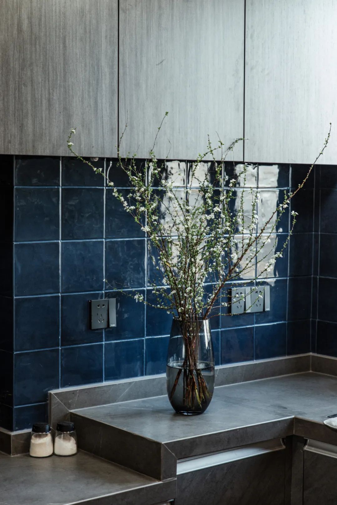 綠植+落地窗+拱形門《藍與白》の復古時尚寶藏家 