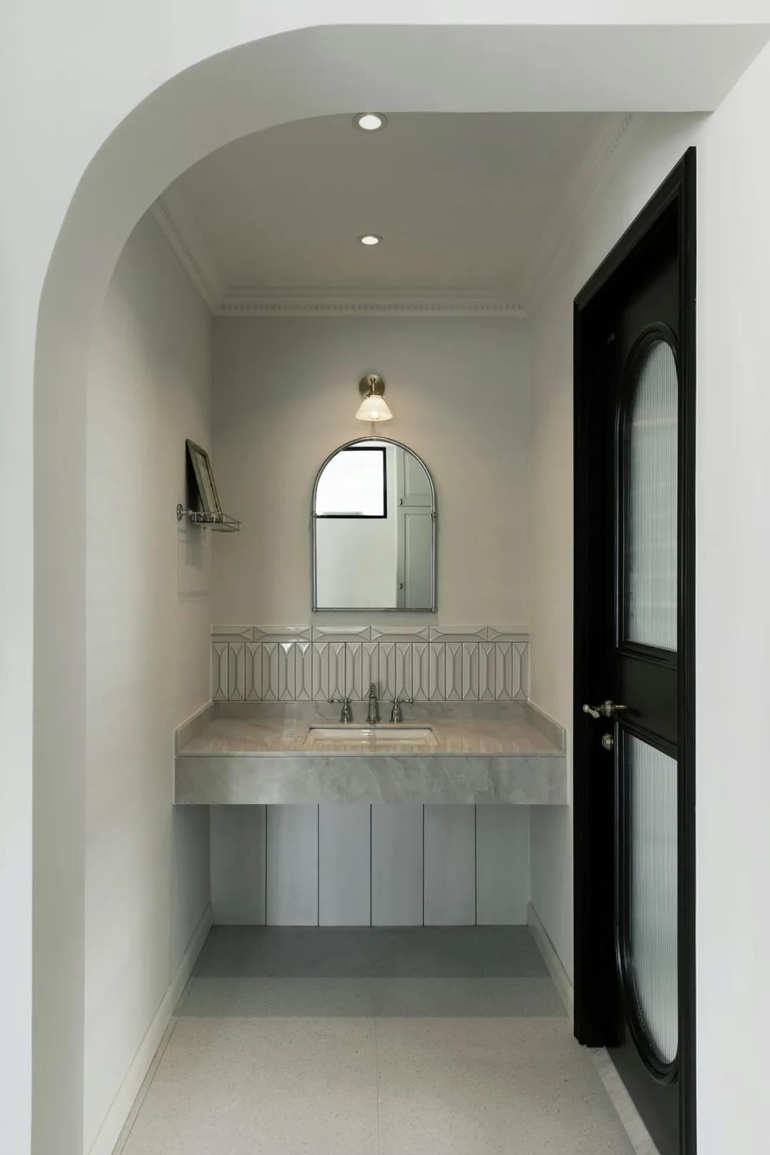 「訪」非傳統客廳＋多功能臥室，職住一體的復古烏托邦 