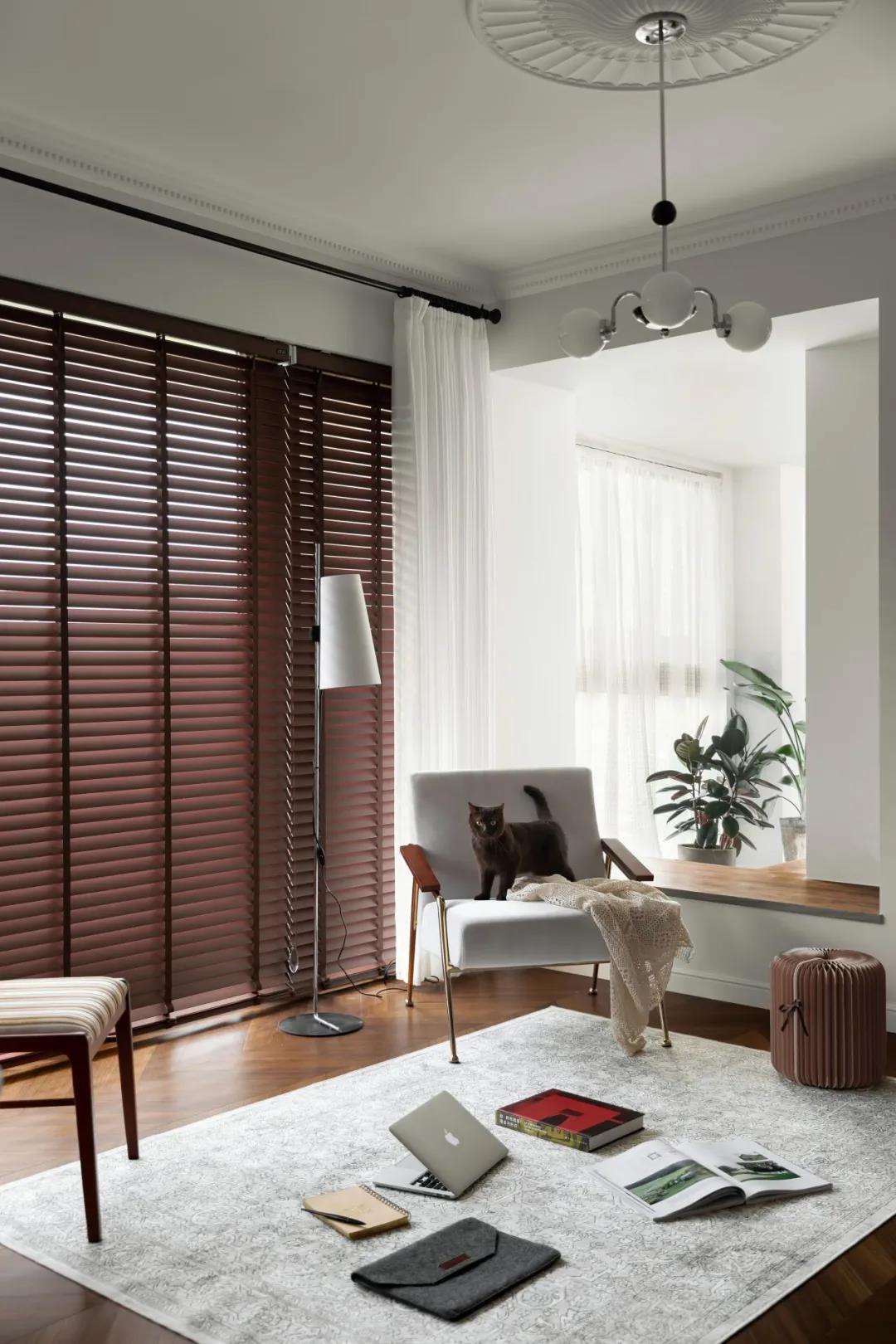 「訪」非傳統客廳＋多功能臥室，職住一體的復古烏托邦 