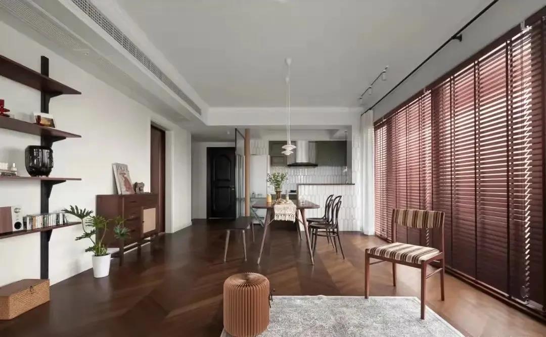 「訪」非傳統客廳＋多功能臥室，職住一體的復古烏托邦 