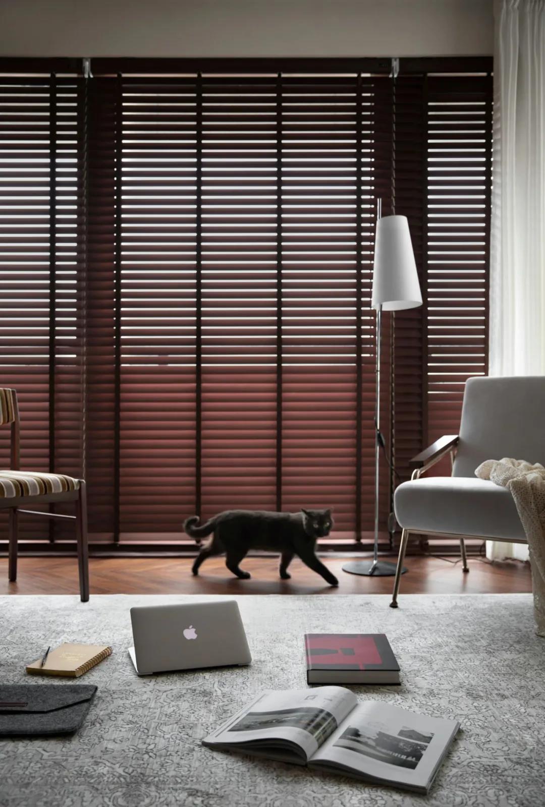 「訪」非傳統客廳＋多功能臥室，職住一體的復古烏托邦 