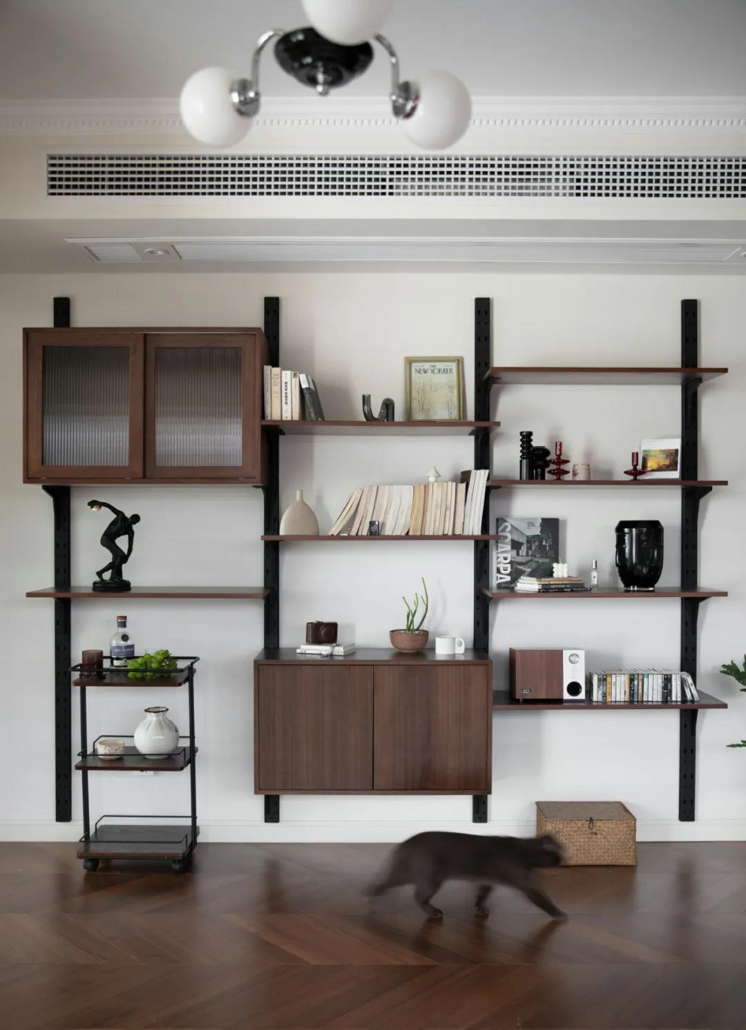 「訪」非傳統客廳＋多功能臥室，職住一體的復古烏托邦 