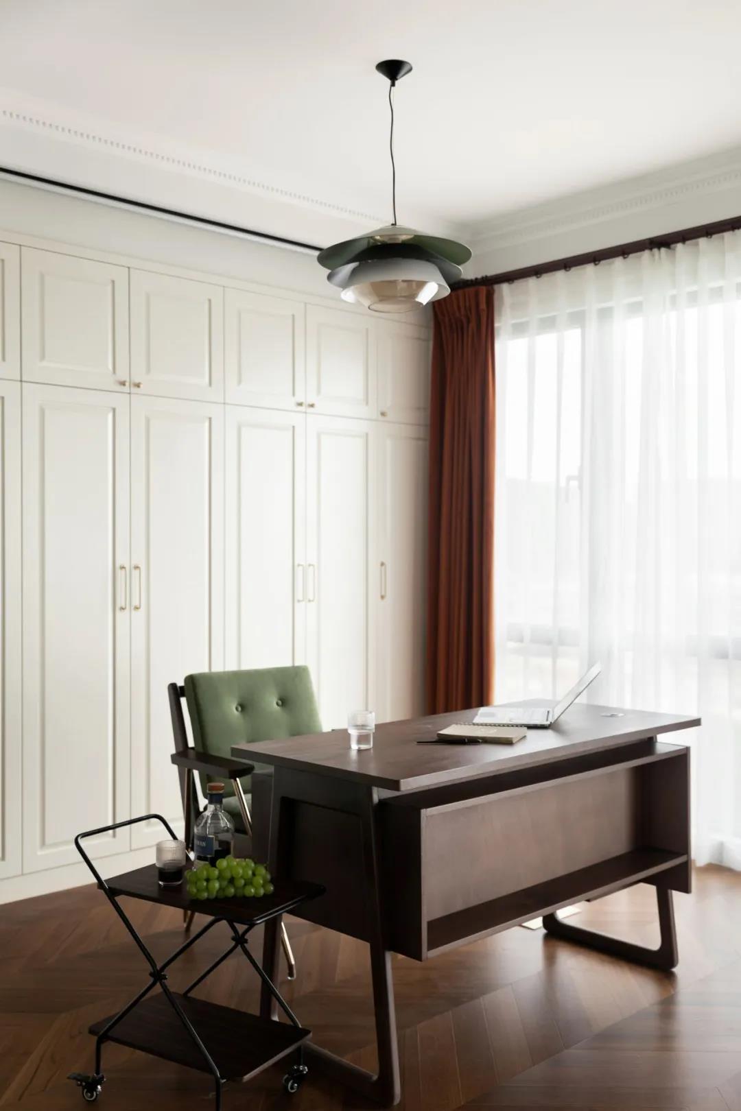 「訪」非傳統客廳＋多功能臥室，職住一體的復古烏托邦 