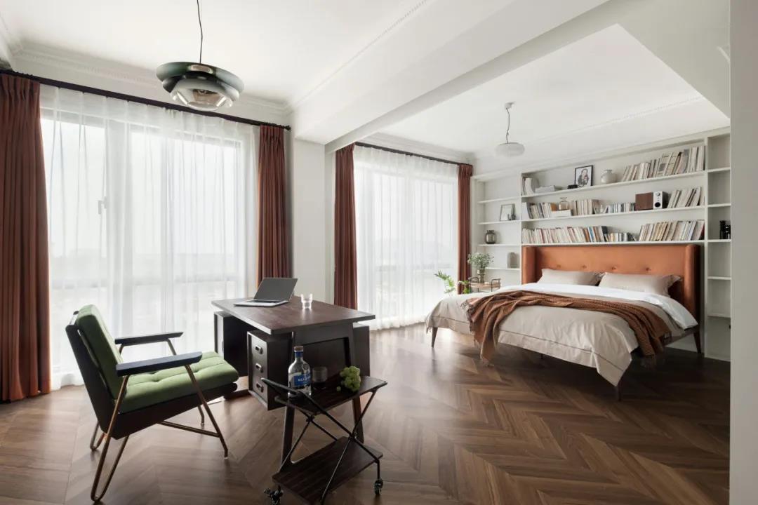 「訪」非傳統客廳＋多功能臥室，職住一體的復古烏托邦 