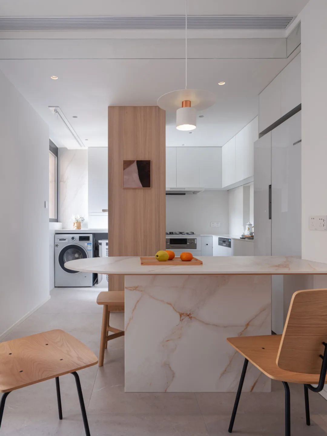 小戶型潮設(shè)計(jì)丨客廳陽臺(tái)榻榻米、創(chuàng)意壁龕“房中房”	