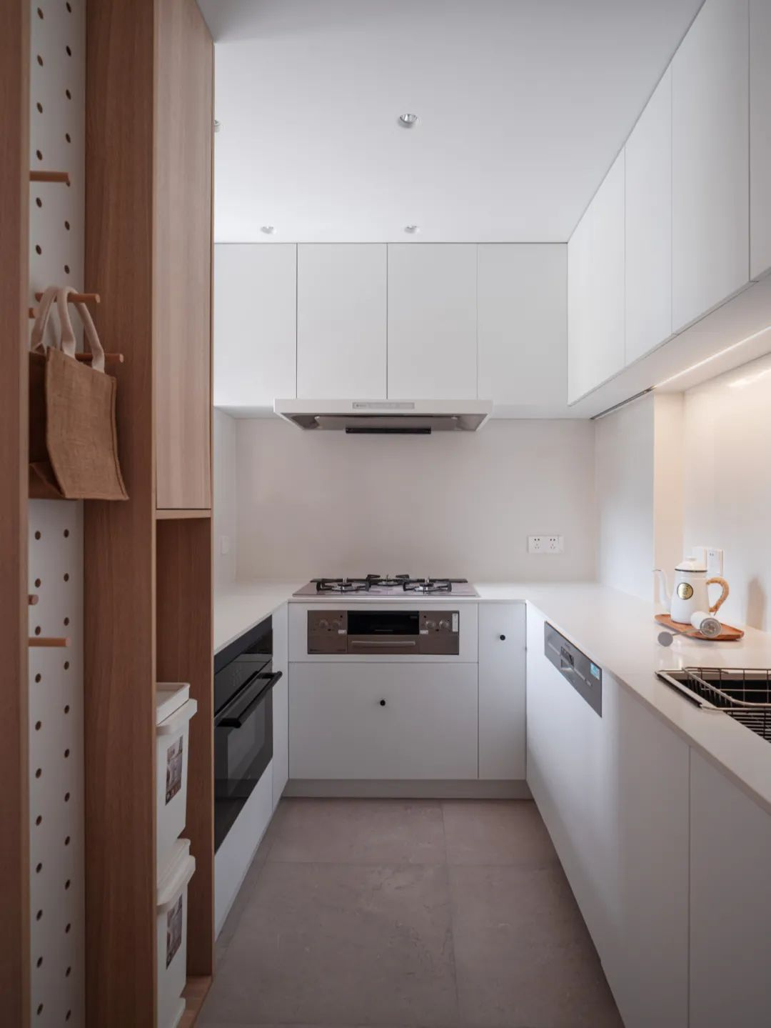 小戶型潮設(shè)計(jì)丨客廳陽臺(tái)榻榻米、創(chuàng)意壁龕“房中房”	