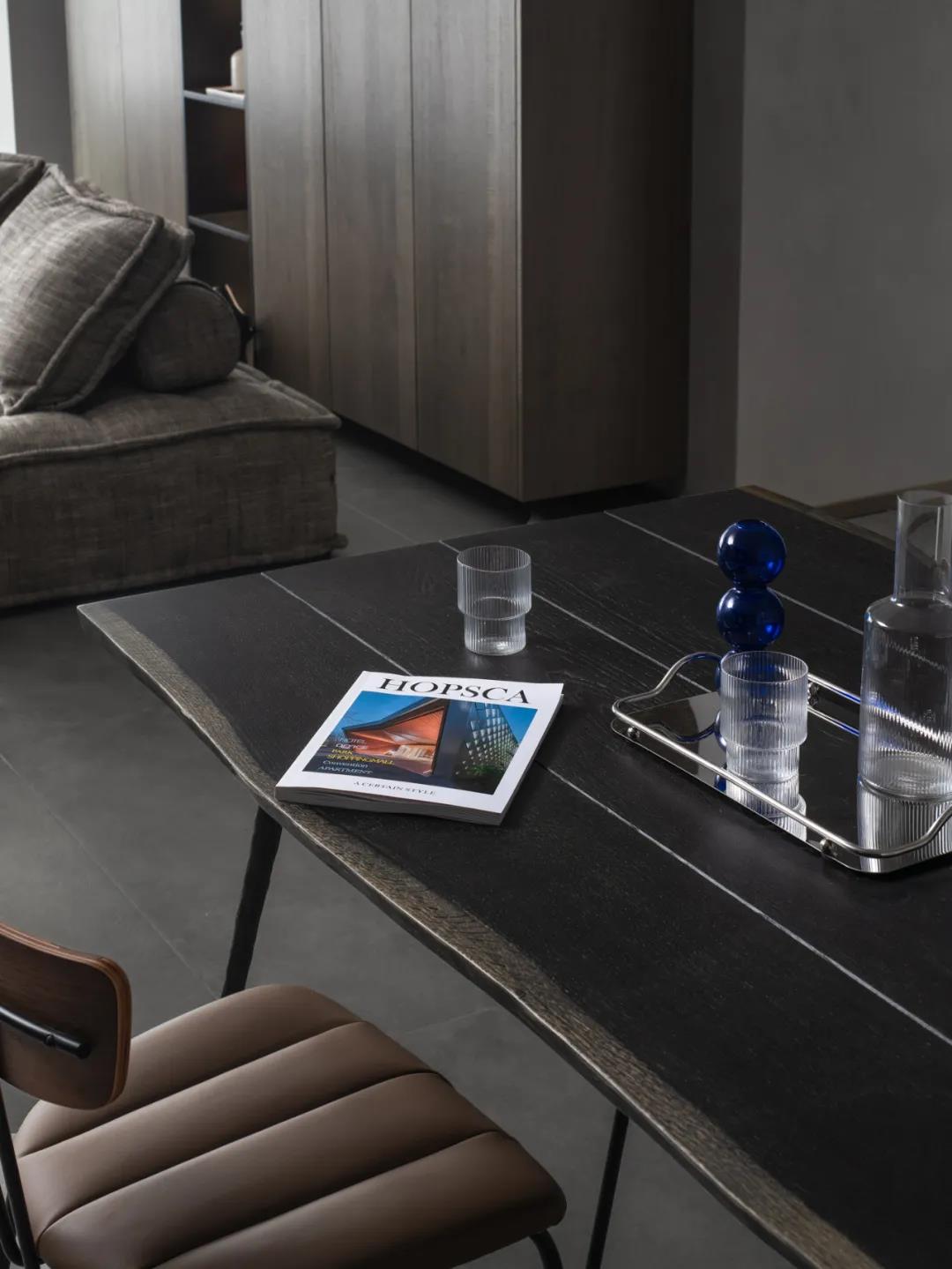 咖啡店老板巧改毛坯房“高級灰雕塑風(fēng)”邊藝術(shù)邊生活