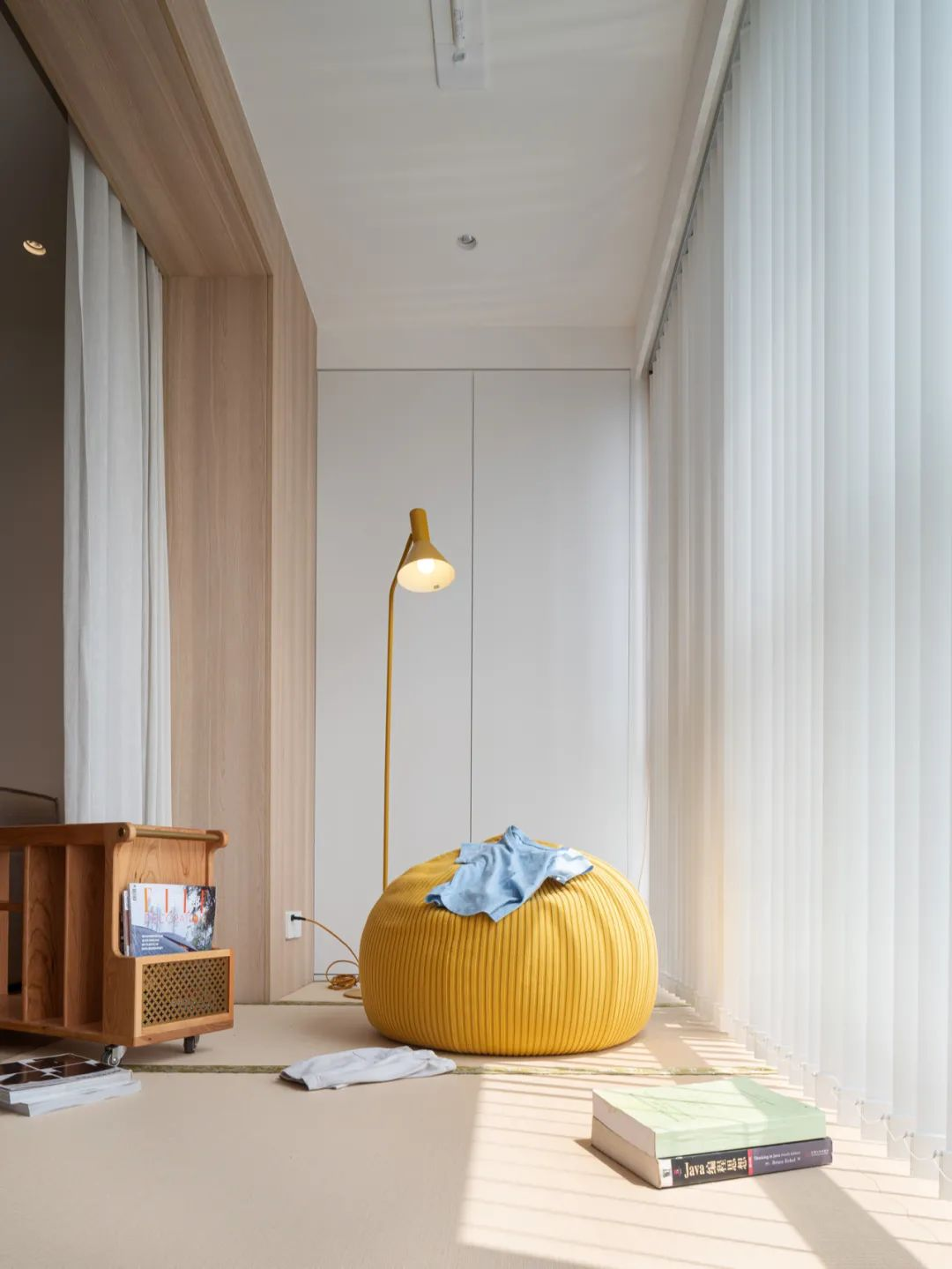 小戶型潮設(shè)計(jì)丨客廳陽臺(tái)榻榻米、創(chuàng)意壁龕“房中房”	