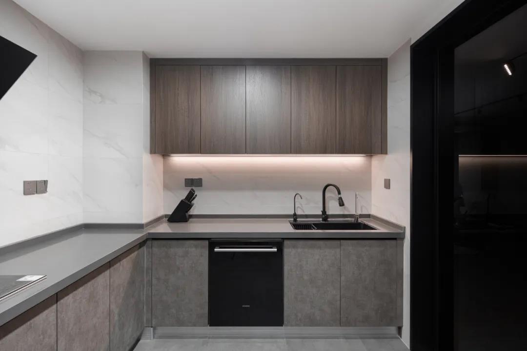 咖啡店老板巧改毛坯房“高級灰雕塑風(fēng)”邊藝術(shù)邊生活