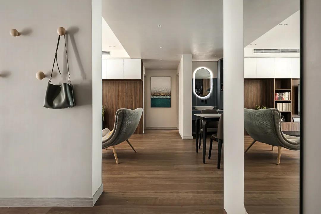 客廳打造攀巖墻、主臥隔出衣帽間，這家舊房超會改	