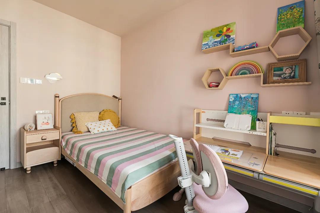 客廳打造攀巖墻、主臥隔出衣帽間，這家舊房超會改	