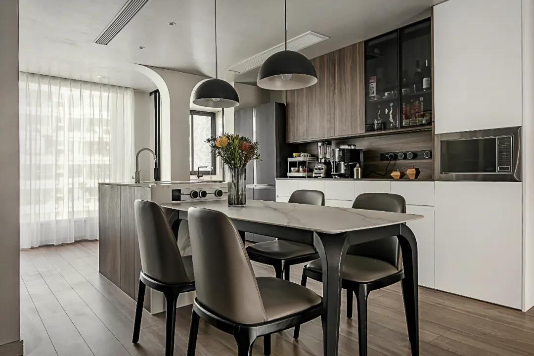 客廳打造攀巖墻、主臥隔出衣帽間，這家舊房超會改	