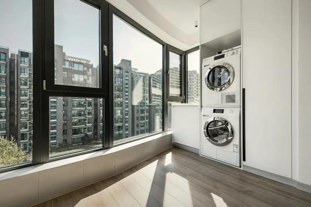 客廳打造攀巖墻、主臥隔出衣帽間，這家舊房超會改	