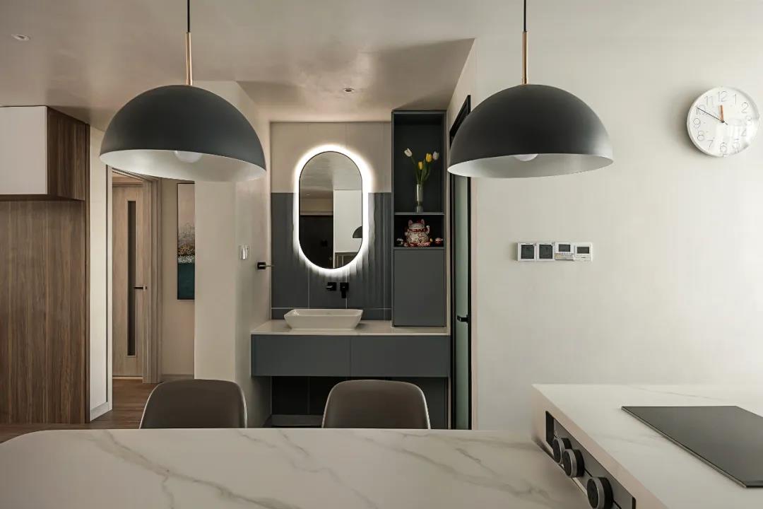 客廳打造攀巖墻、主臥隔出衣帽間，這家舊房超會改	