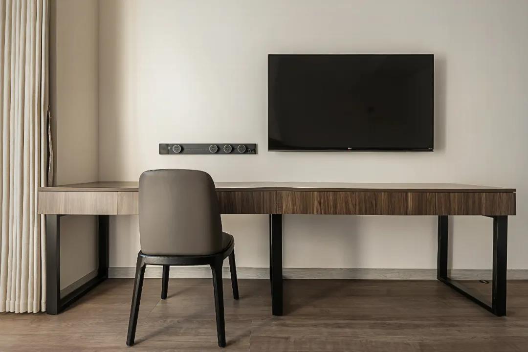 客廳打造攀巖墻、主臥隔出衣帽間，這家舊房超會改	