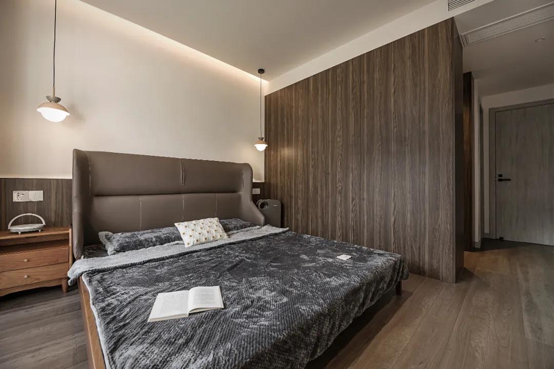 客廳打造攀巖墻、主臥隔出衣帽間，這家舊房超會改	