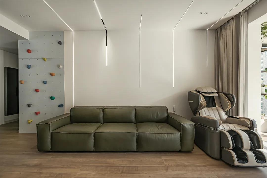 客廳打造攀巖墻、主臥隔出衣帽間，這家舊房超會改	