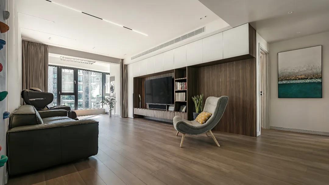 客廳打造攀巖墻、主臥隔出衣帽間，這家舊房超會改	