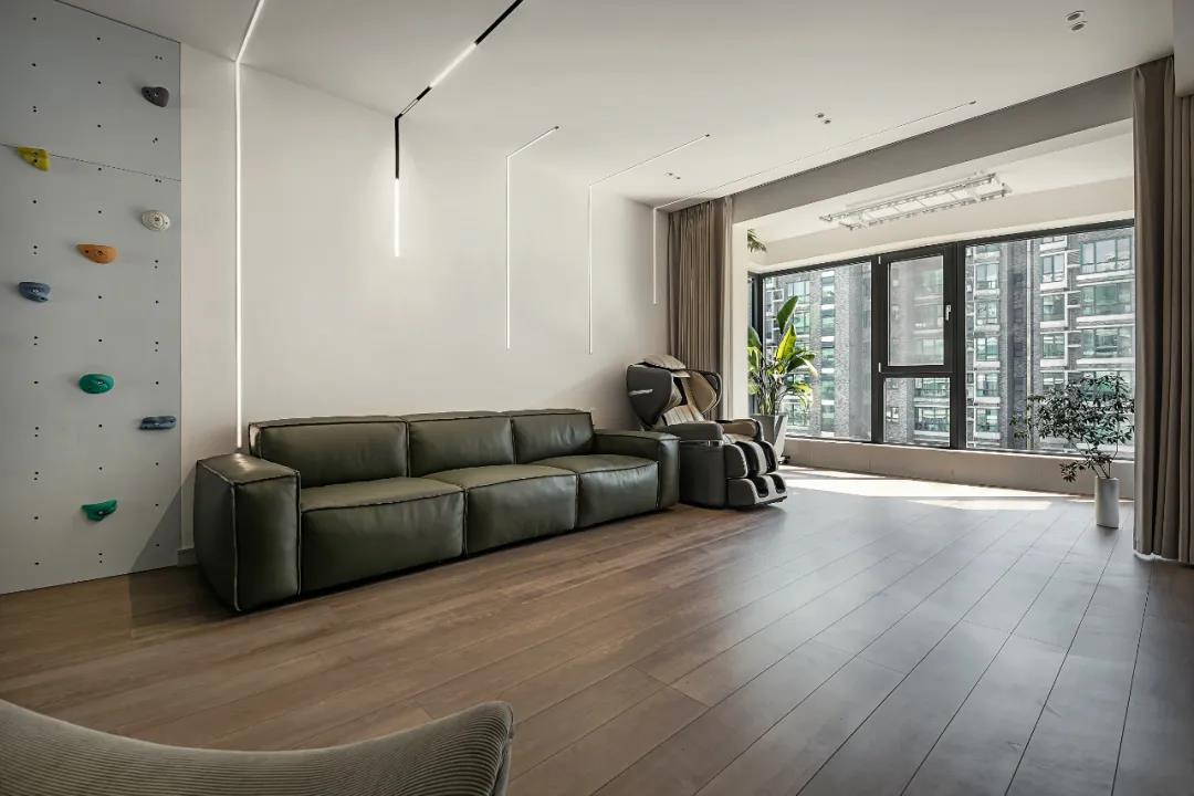 客廳打造攀巖墻、主臥隔出衣帽間，這家舊房超會改	