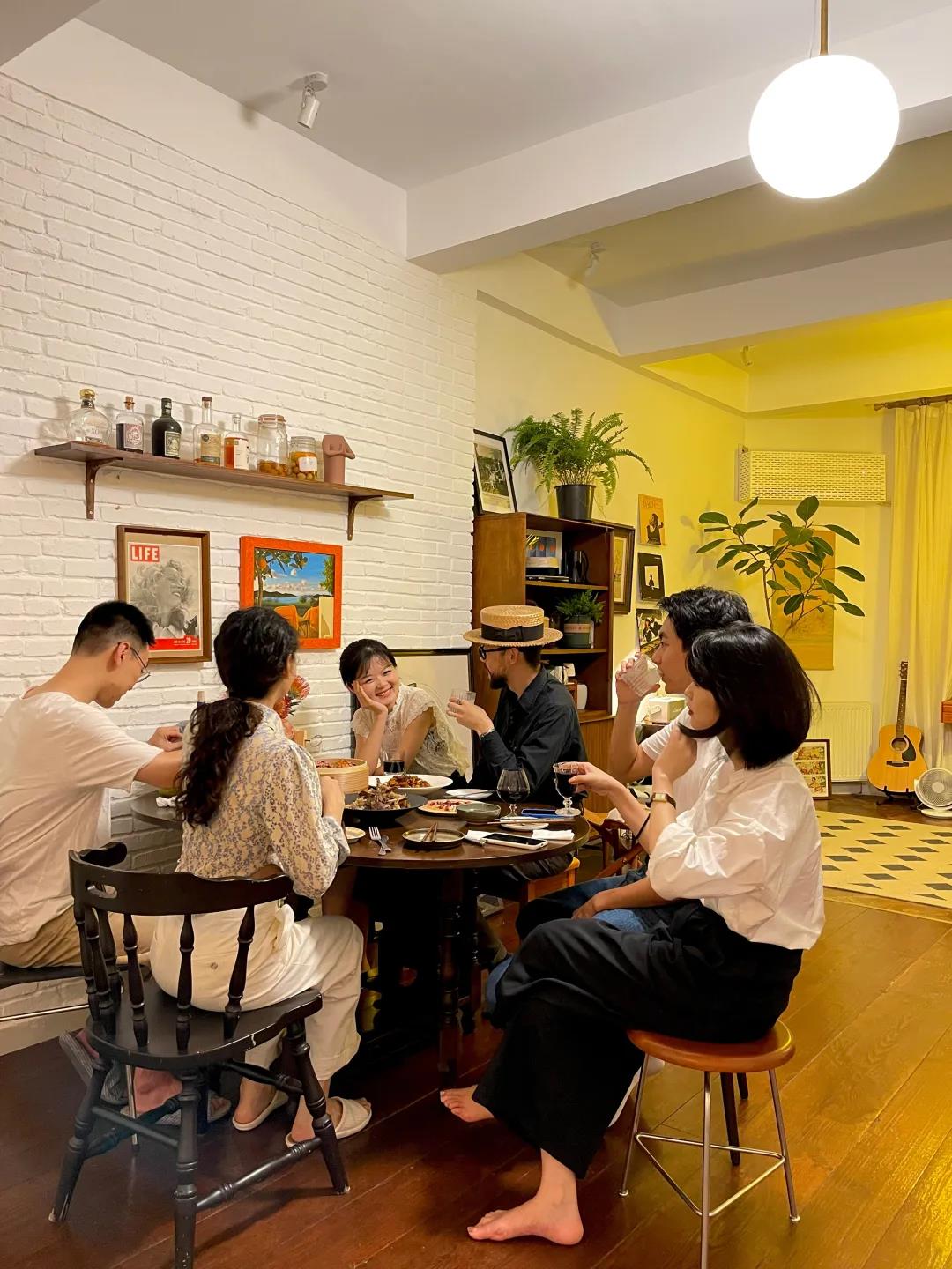 這屆情侶有多會住？格子門窗日光浴，隨性又自由	