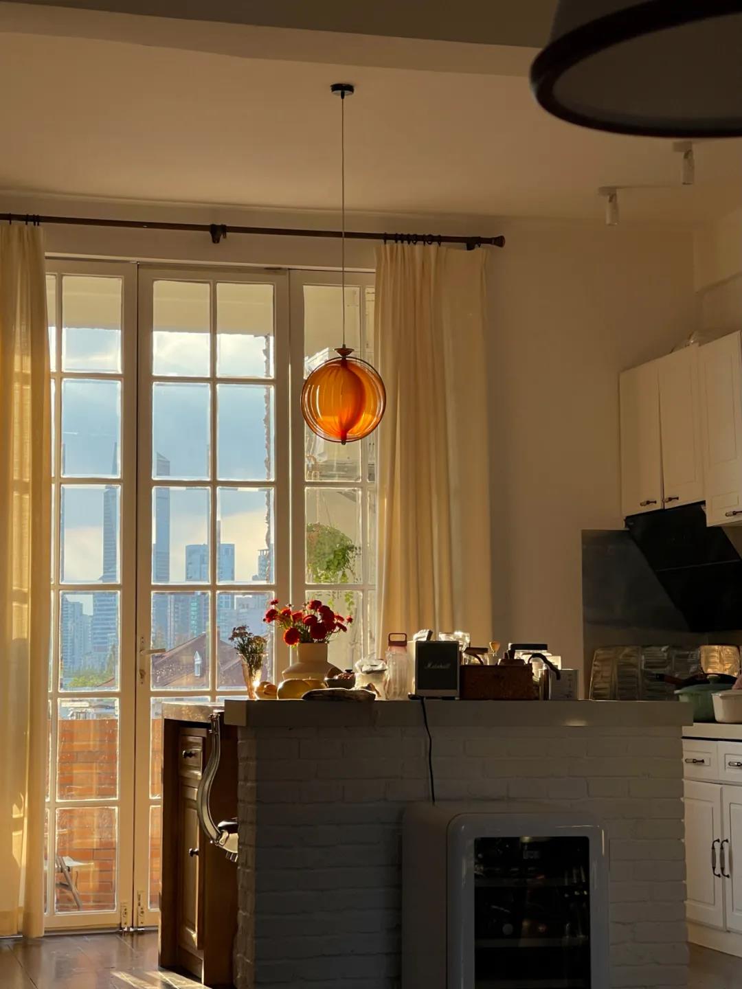 這屆情侶有多會住？格子門窗日光浴，隨性又自由	