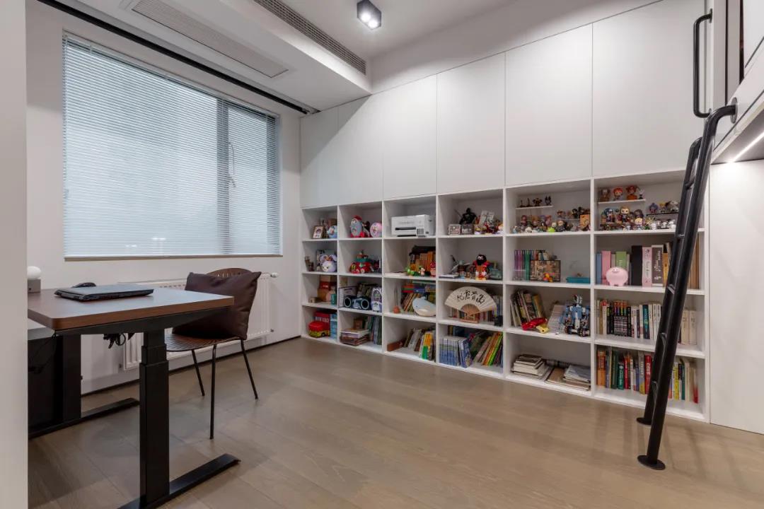 她家兒童房上床下桌+黑板墻，書房更有“小木屋”~