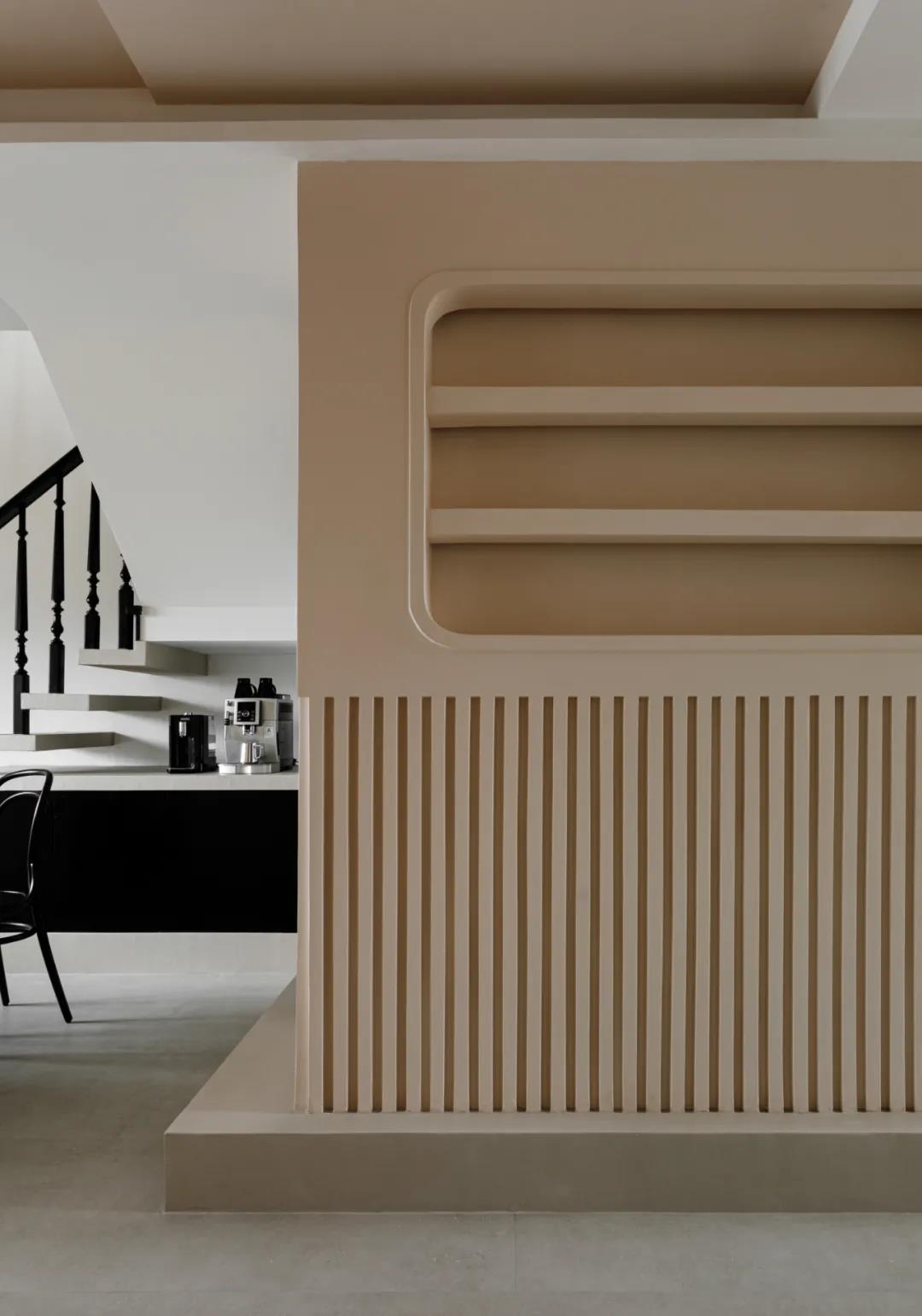 她家小復式把壁龕玩明白了，樓梯也能收納力滿分！	