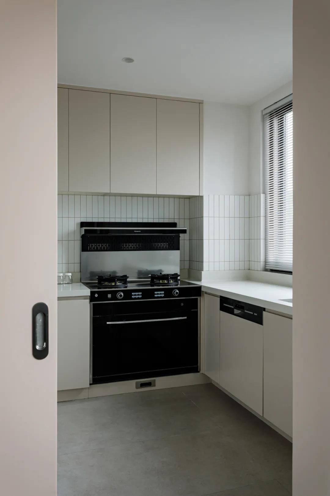 她家小復式把壁龕玩明白了，樓梯也能收納力滿分！	