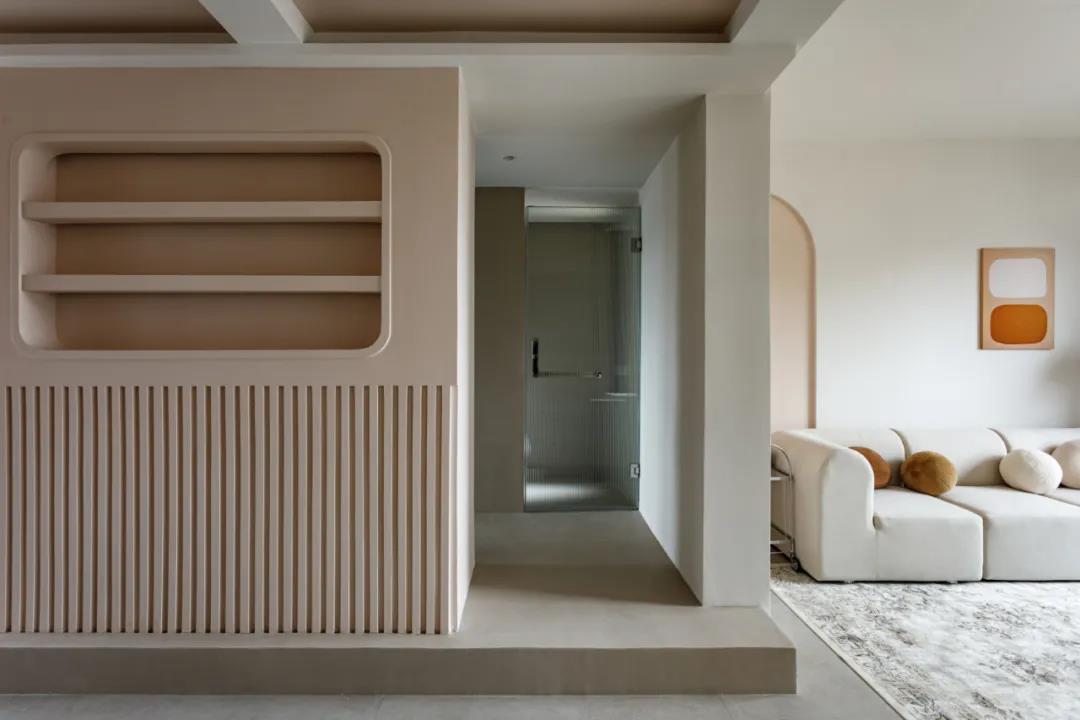 她家小復式把壁龕玩明白了，樓梯也能收納力滿分！	