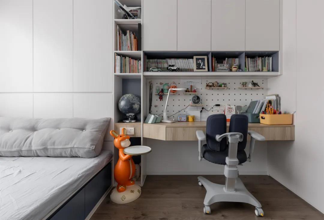 高級感大平層：飄窗別打通了！他家神奇改造多一室